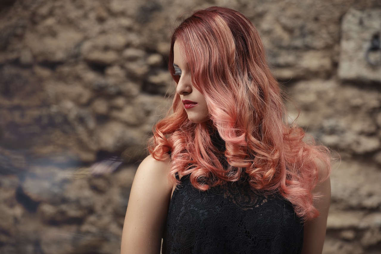 Tričko je různé barvy.